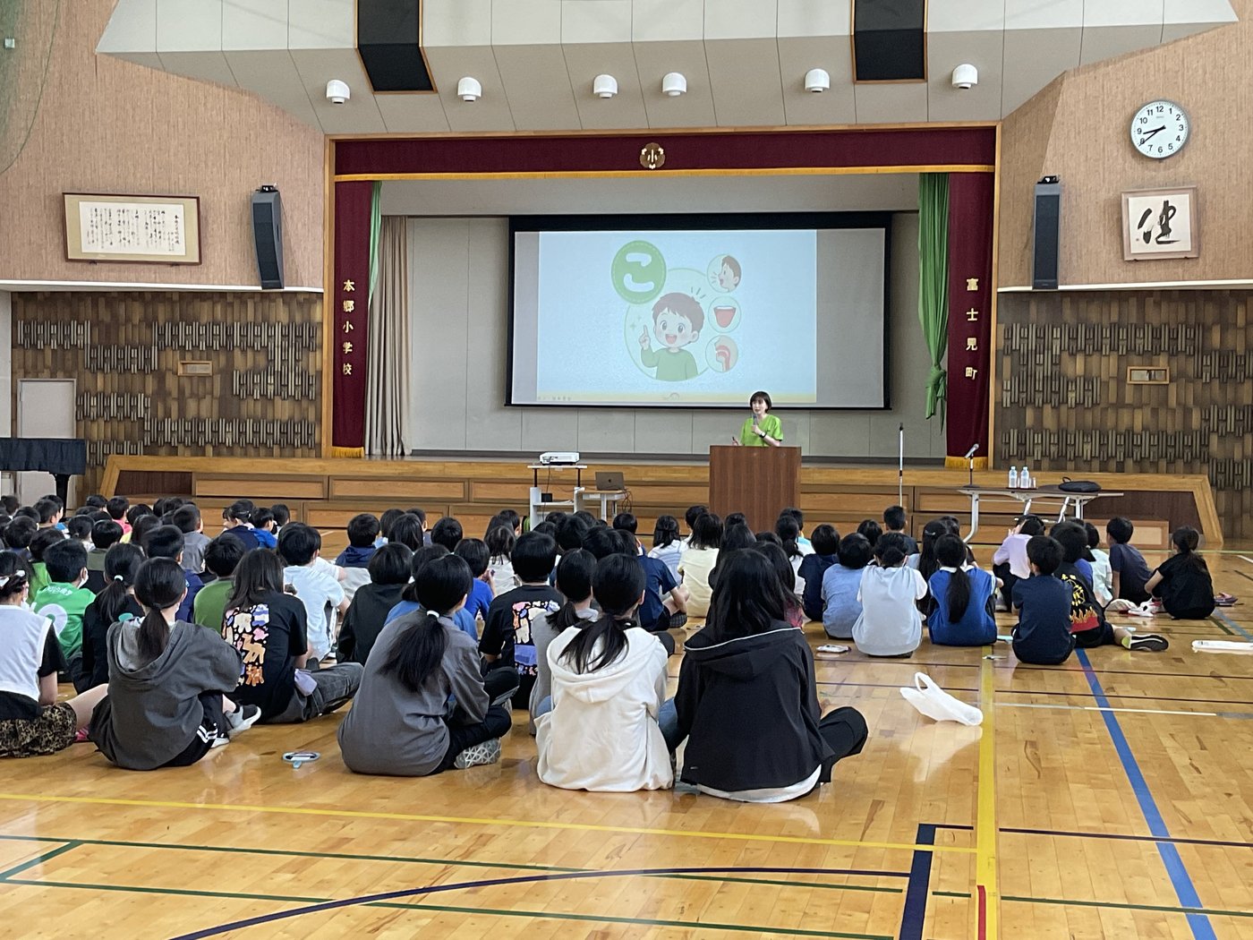 本郷小学校での講演の様子