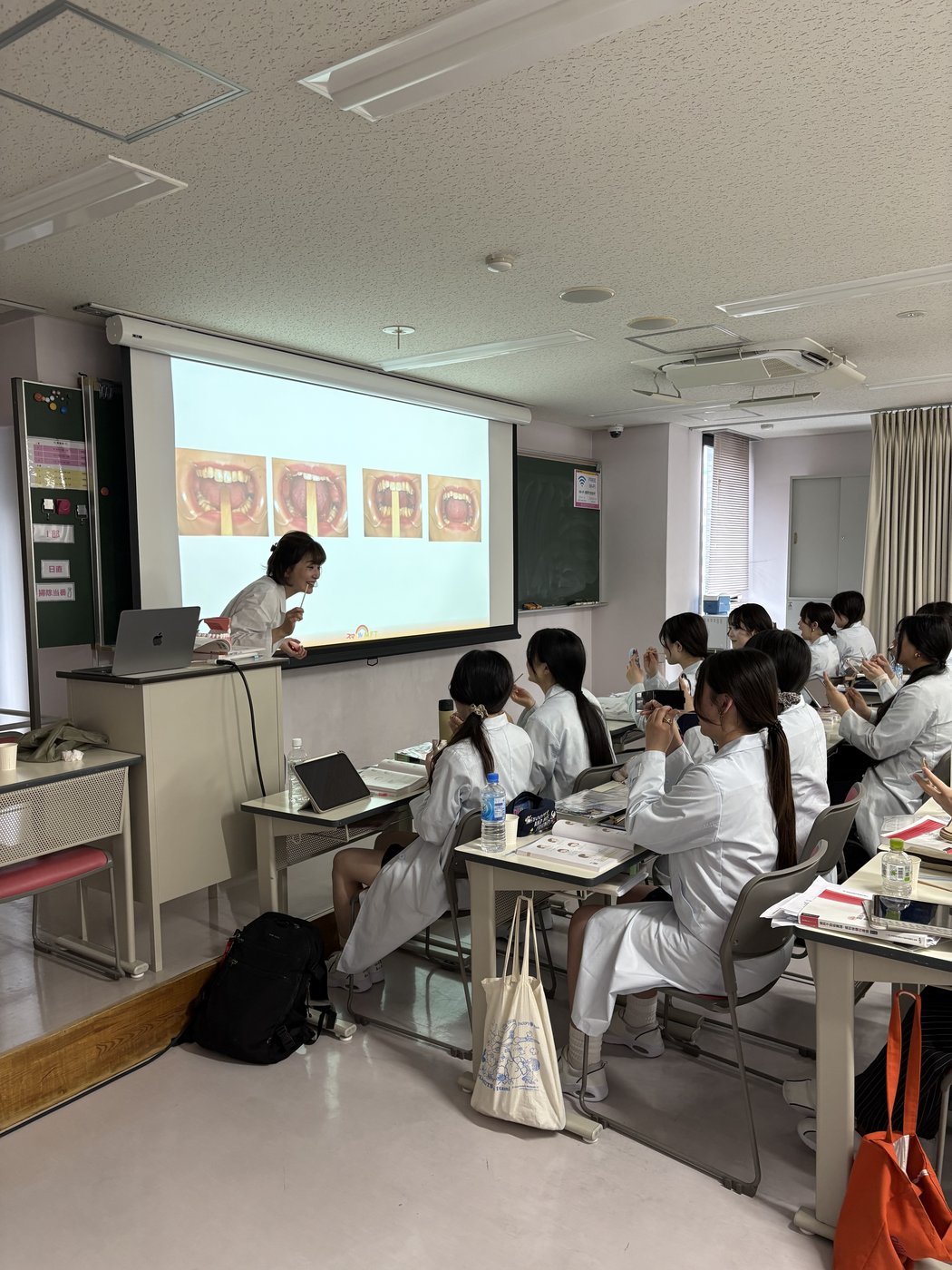 歯科衛生士専門学校での授業の様子