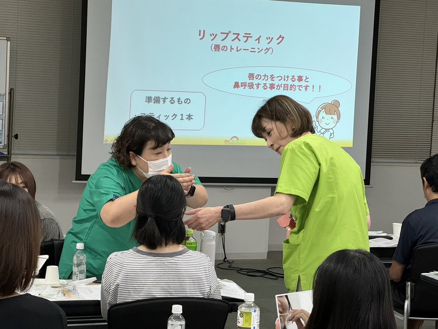 くまみと吉田夏美が一緒に指導している様子
